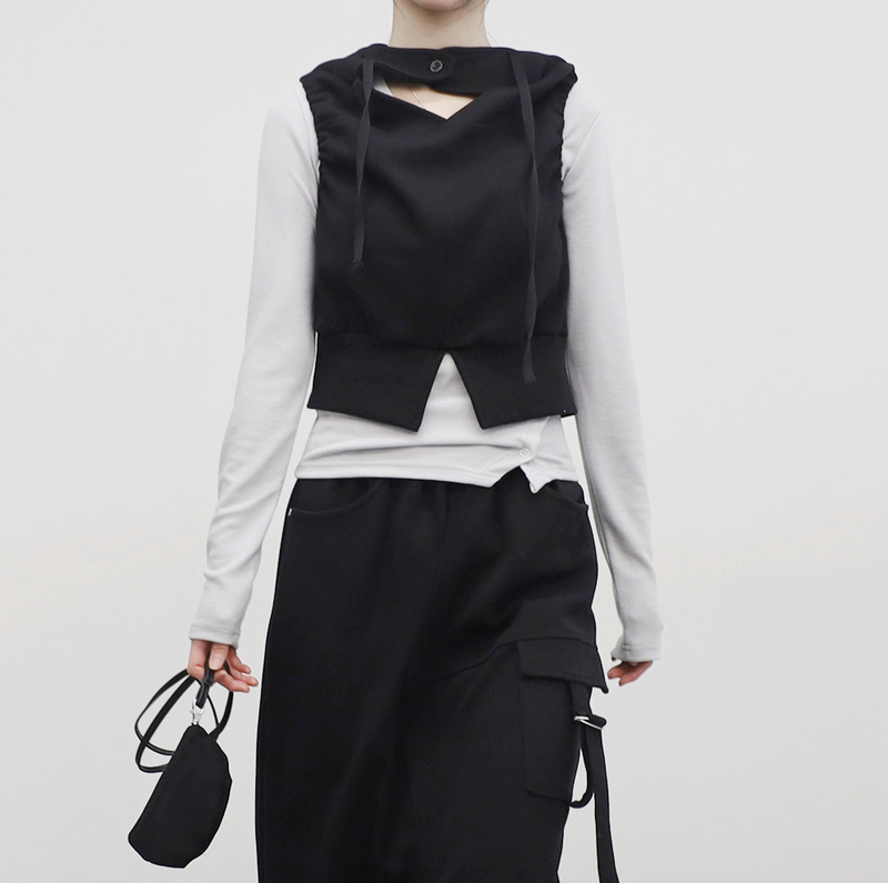 Cherin's button shirring vest.