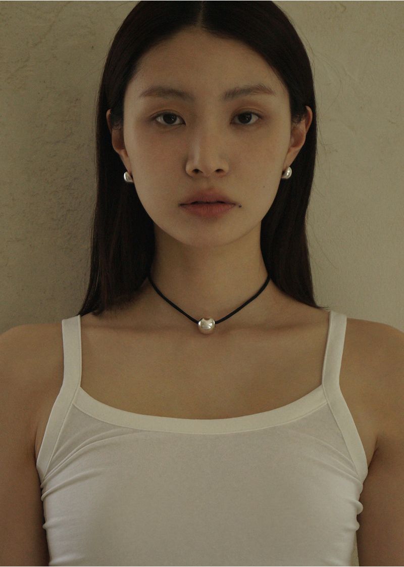 GLOBE STRING NECKLACE