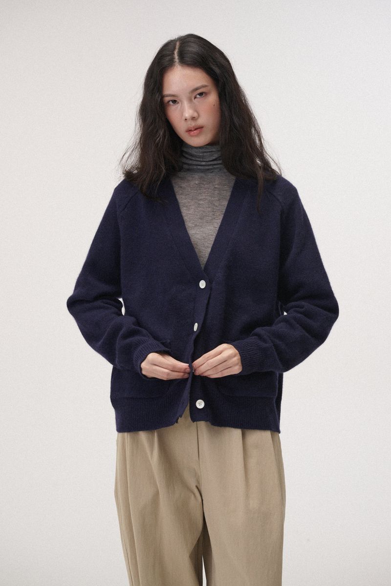 PLAT DU JOUR（プラドゥジュール）の「Loose cardigan (Navy)（Tops）」