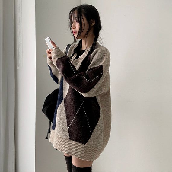 hijjoo（ハイチュー）の「Seonan Argyle Over V-Knit（Tops）」