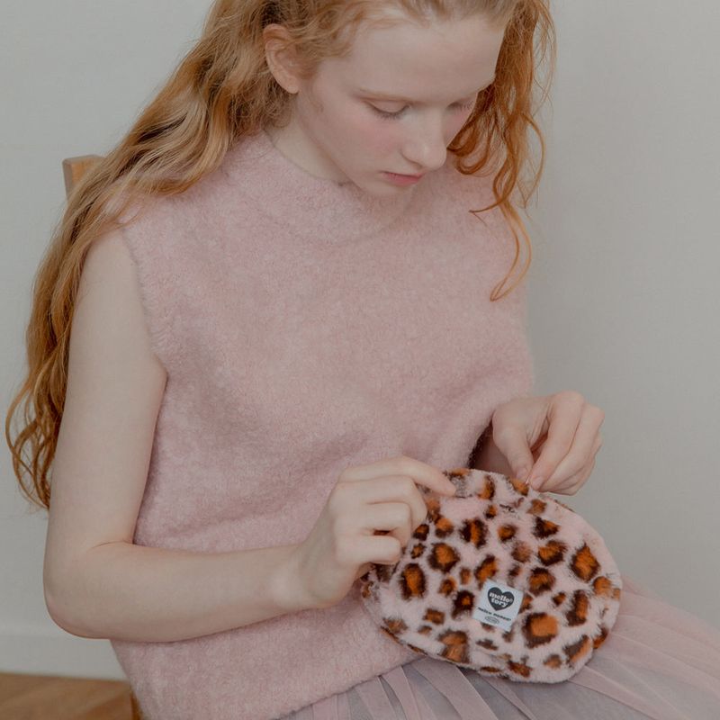 mellotory（メロートリー）の「メロートリーパターハンディパウチ (LEOPARD PINK)（スマホグッズ/小物）」