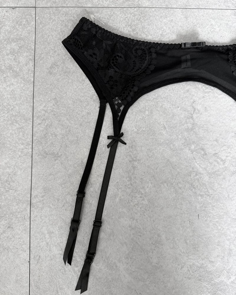NOIR LACE GARTER BELT