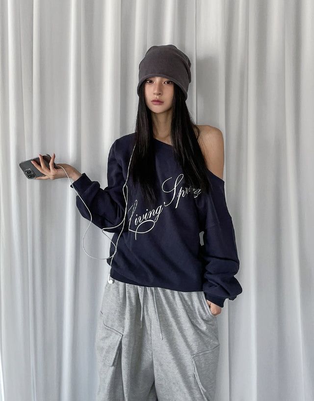 ULAN（ユレン）の「レイニーレタリングオフショルダースウェットシャツ（トップス）」