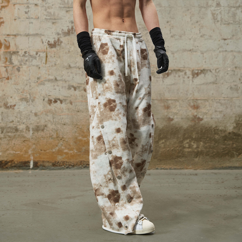 RELABEL（リレーベル）の「RELABEL 24SS ‘Platform Mud Dye’ Washed And Distressed Silhouette Polymorphic Button Down Sweatpants（Pants）」