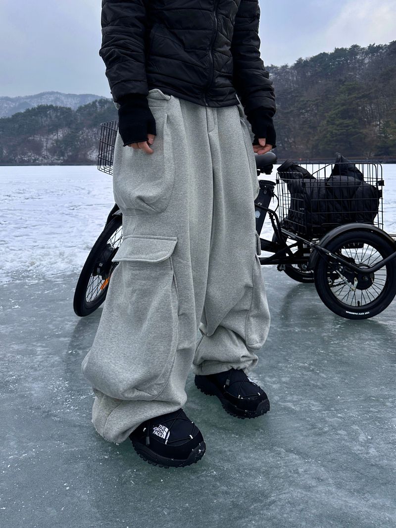 DISCERNMENT(ディサーンメント)の「Double Pocket Multi Cargo Sweatpants 4C(Pants)」