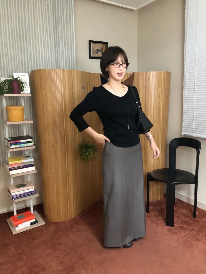 Semi long skirt