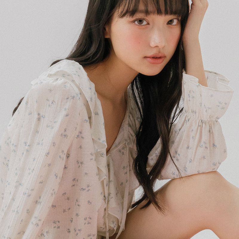 mellotory（メロートリー）の「FRILL NECK FLORAL BLOUSE (IVORY)（Tops）」