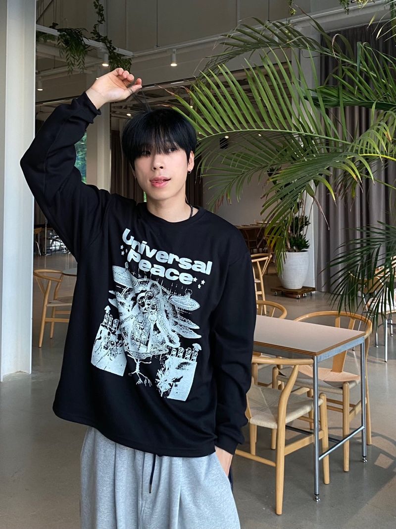 Universal lettering sweatshirt