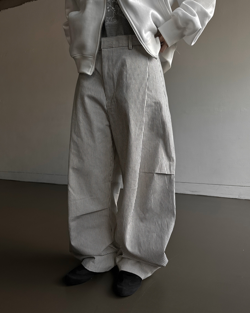 YEOWOONKOREA（ヨウンコリア）の「カーブドストライプパンツ (Unisex)（パンツ）」