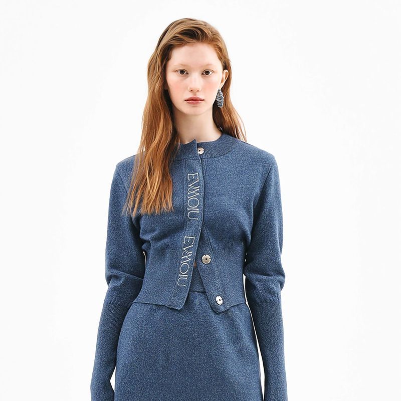 EVMOIU(エブモウ)の「WOOL FITTED CROP CARDIGAN - DARK BLUE(Tops)」