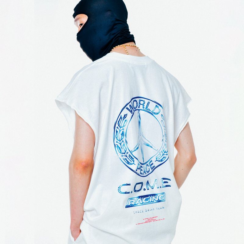 C.O.M.E（シーオーエムイー）の「[UNISEX] WORLD PEACE オーバーサイズローエッジスリーブレスTシャツ（ホワイト）（トップス）」