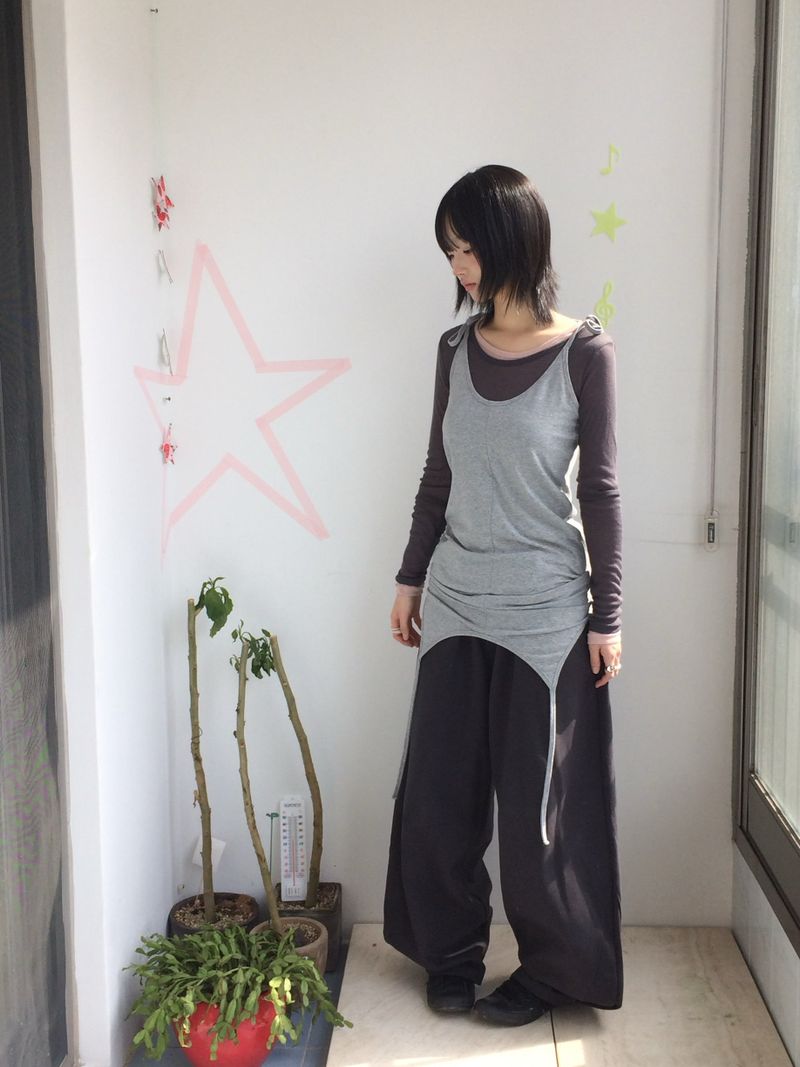 loose-fit strap sleeveless