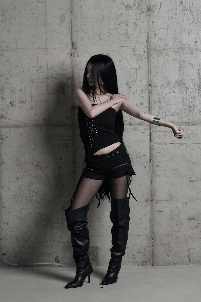 [label] studded asymmetric strap tank top BLACK