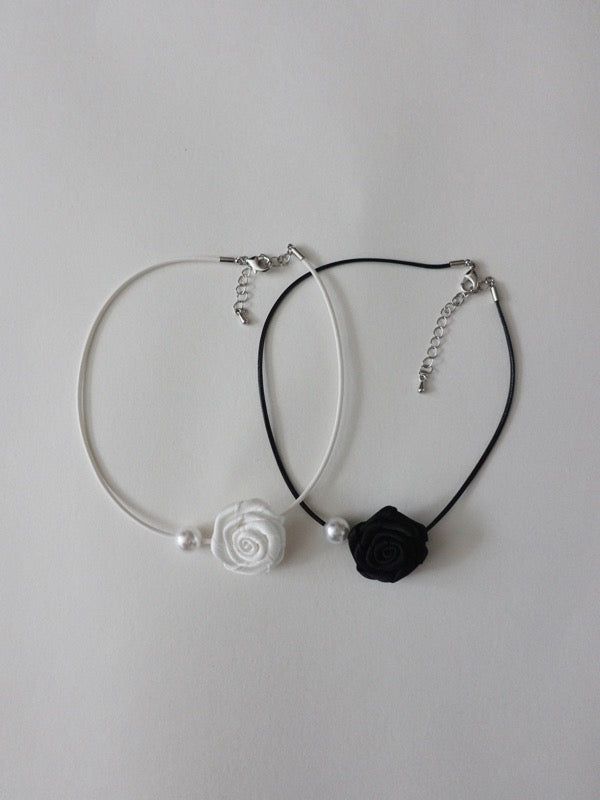 VIVIC（ビビク）の「ROSE CHOKER NECKLACE (WHITE, BLACK 2COLORS!)（Accessories）」