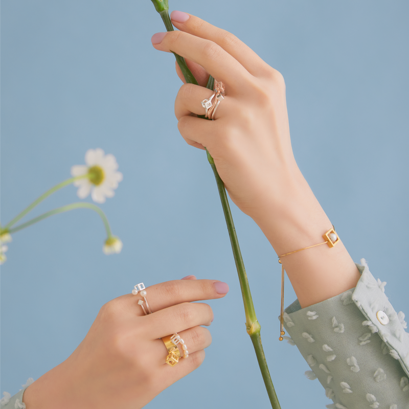 BONAFIDE JEWELRY（ボナファイドジュエリー）の「Open Cube Pearl Bracelet（Accessories）」