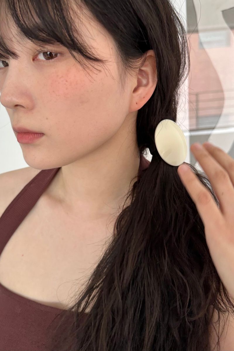 one acrylic hair strap - cream