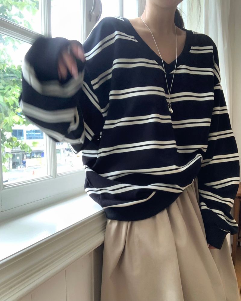 [ORIGINAL] Soy Stripe V-Neck Oversized Sweatshirt