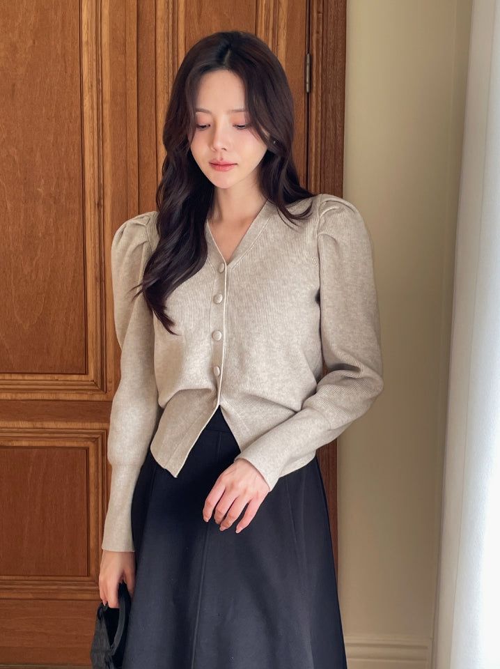 iam mari（アイアム マリ）の「Leveyu V-neck Puff Knit Cardigan（Tops）」