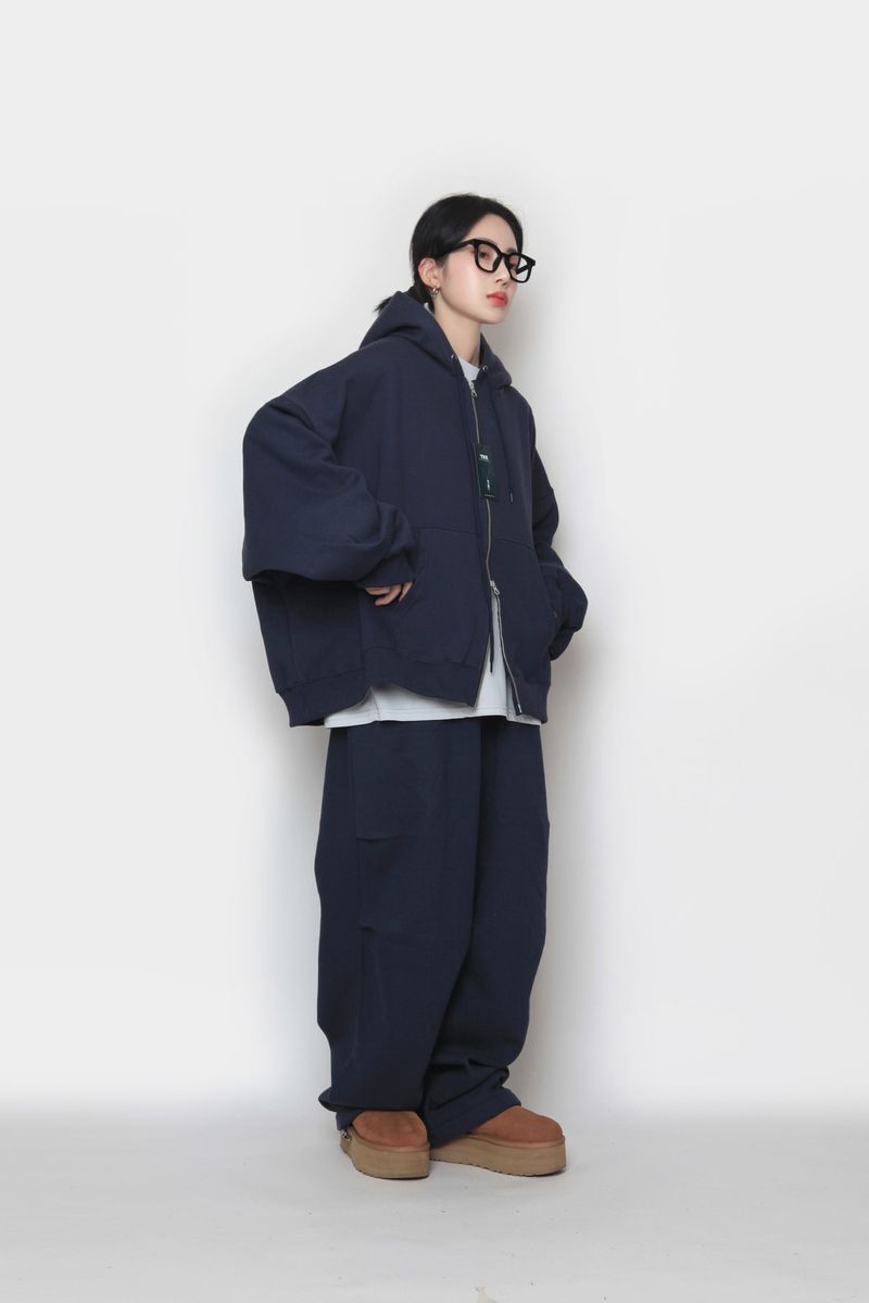 Napping hand warmer hooded zip-up