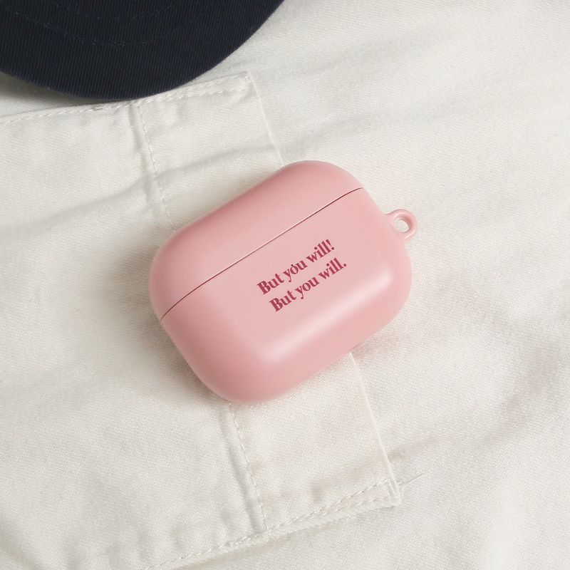 a3b3（エースリービースリー）の「シンプリーテキストピンク (Airpods マット ケース) （スマホグッズ/小物）」