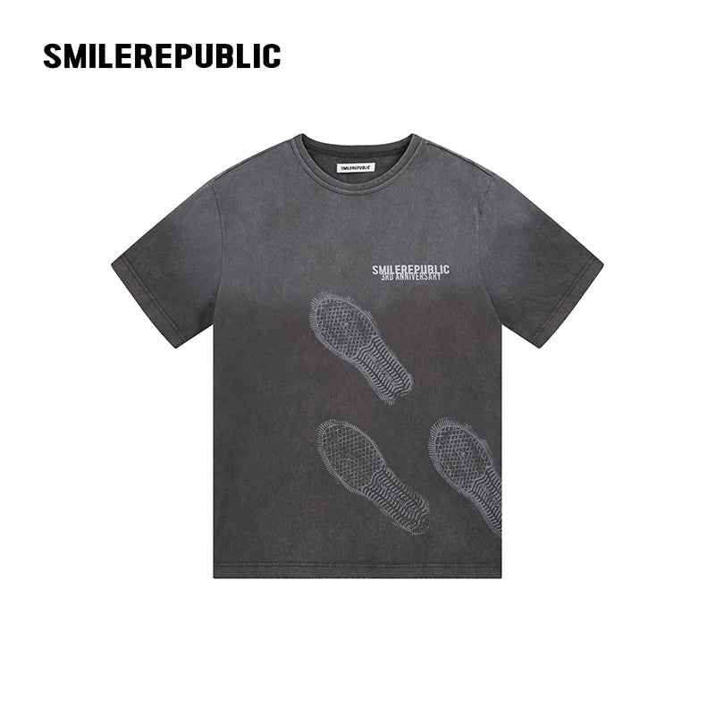 SMILEREPUBLIC（スマイルリパブリック）の「ウォッシュドチャコールグレーコットンシューズソールグラフィックTシャツ（トップス）」