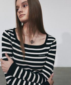 NICK&NICOLE(ニック&ニコール)の「STRIPE LOGO SQUARE NECK KNIT_BLACK(Tops)」