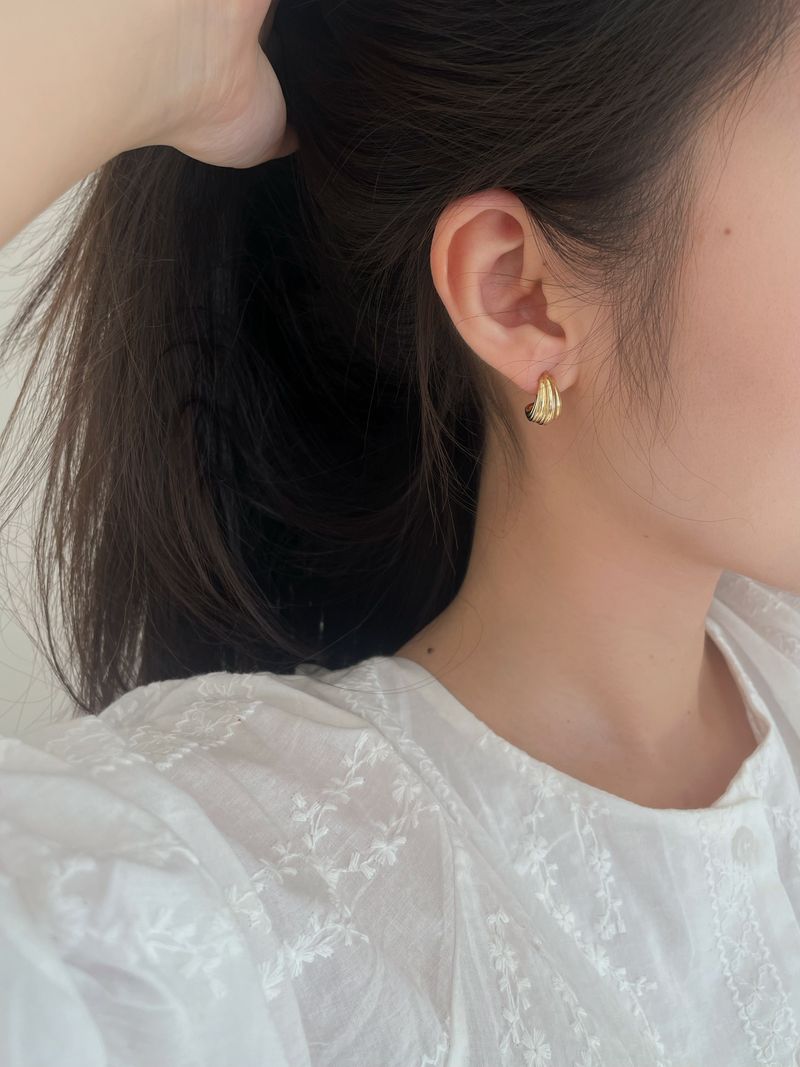 SHELL GOLD EARRINGS