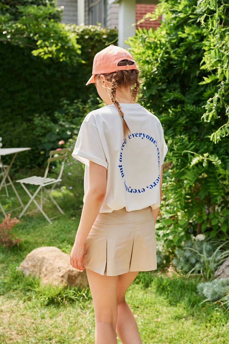 eeë（イイエ）の「ラウンドロゴオーバーサイズTシャツ（トップス）」