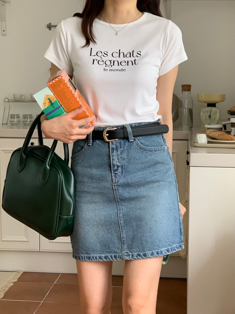 Hadde Studio（ハッデスタジオ）の「LES CHATS LETTERING T-SHIRT WHITE（Tops）」