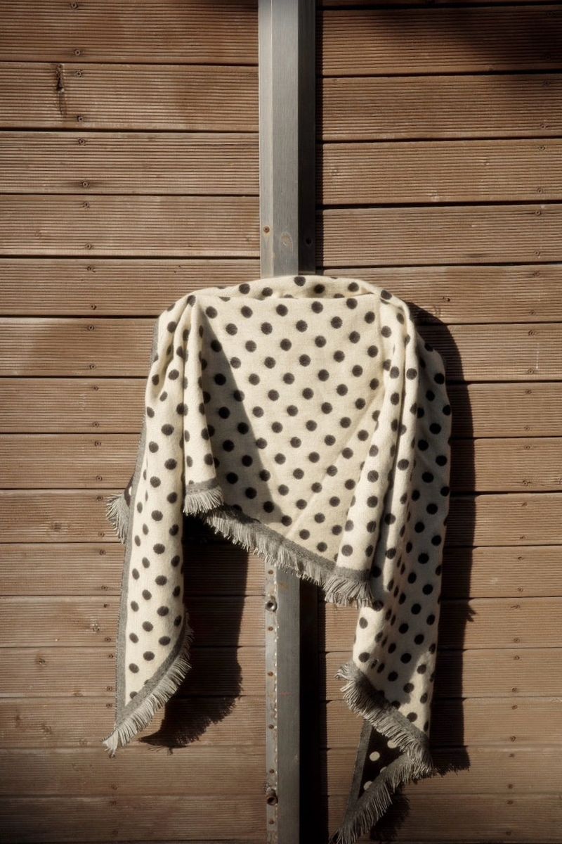 Dot triangle shawl muffler