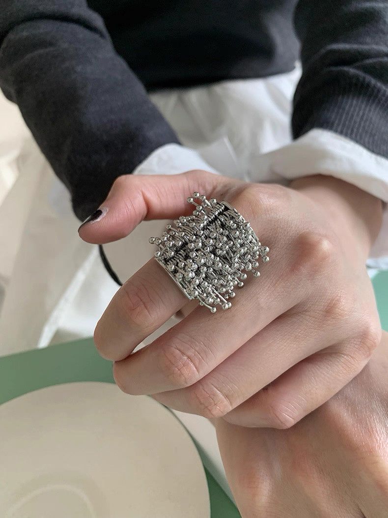 House of haus（ハウス オブ ハウス）の「ボールド シルバー ライン ボール タッセル リング（アクセサリー）」