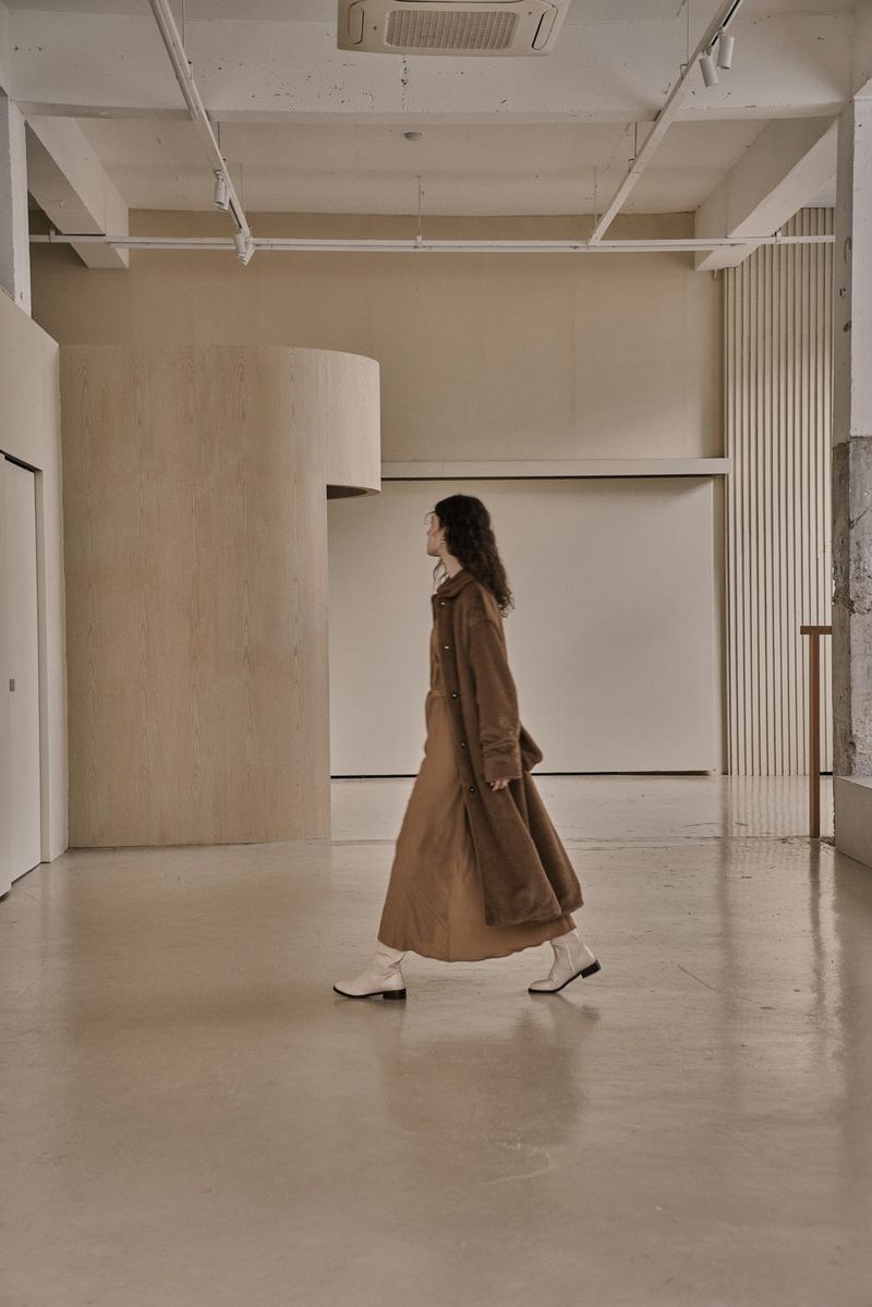 FAKE FUR LONG COAT_BROWN