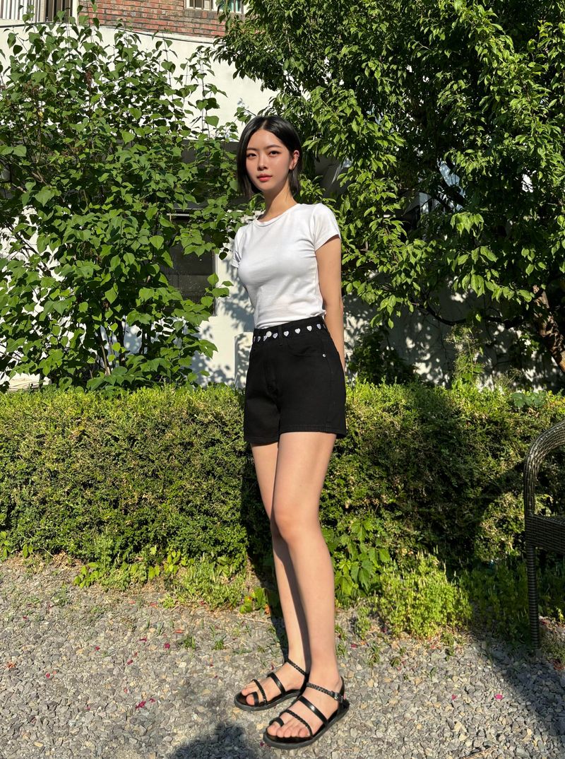 HEART EMBROIDERED BLACK DENIM SHORTS code 18206