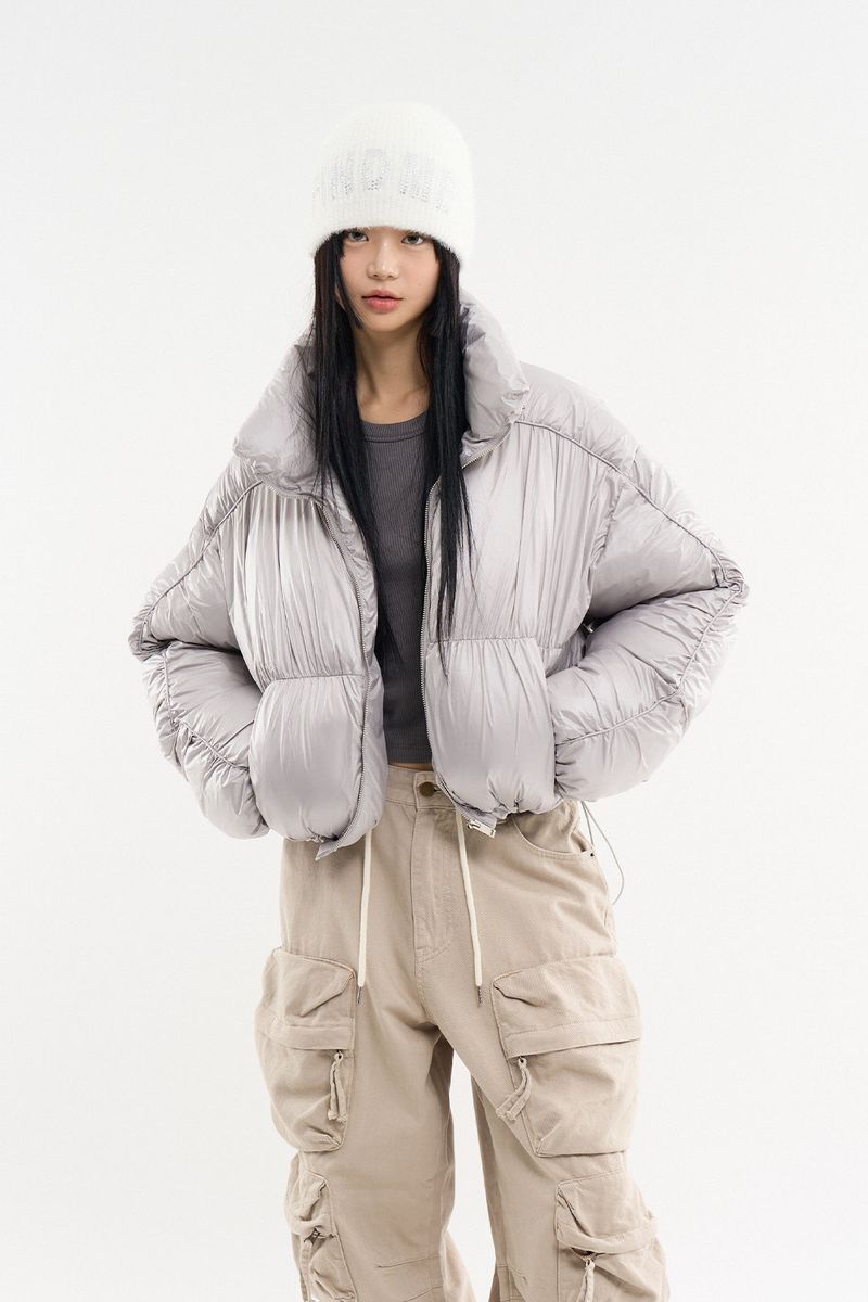 Raucohouse（ラウコハウス）の「Piping shirring high-neck short padded jumper（Jackets/Outerwear）」