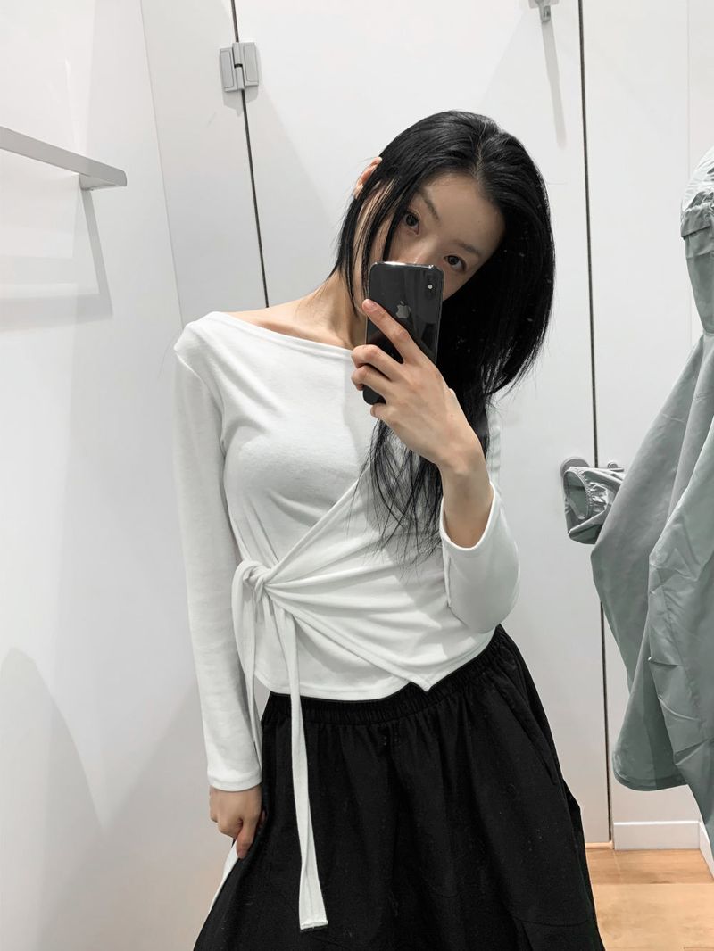  SHOULDER-HOLE WRAP TOP