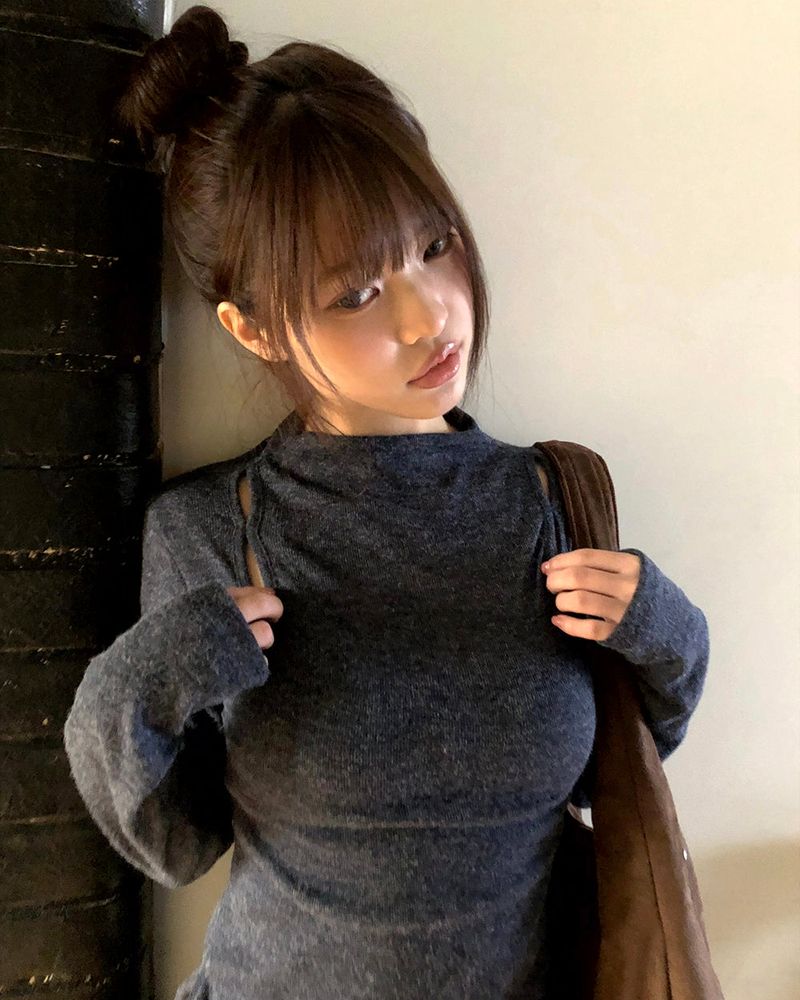Peulha Slit Mock-Neck Long-Sleeve Tee