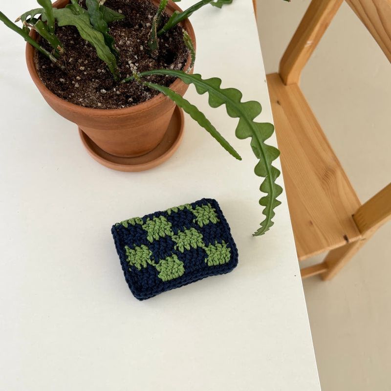 OIIT（オイット）の「グリーンティーチェックボード財布（スマホグッズ/小物）」