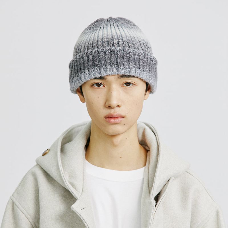 KND（ケイエンド）の「WOOL BLENDED KNIT GRADATION BEANIE GREY（Hats）」