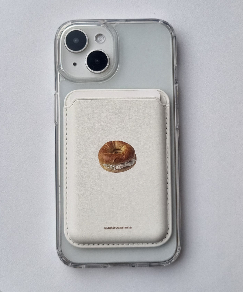 quattrocomma（クアトロコンマ）の「クリームベーグル MagSafe レザーカードウォレット（スマホグッズ/小物）」