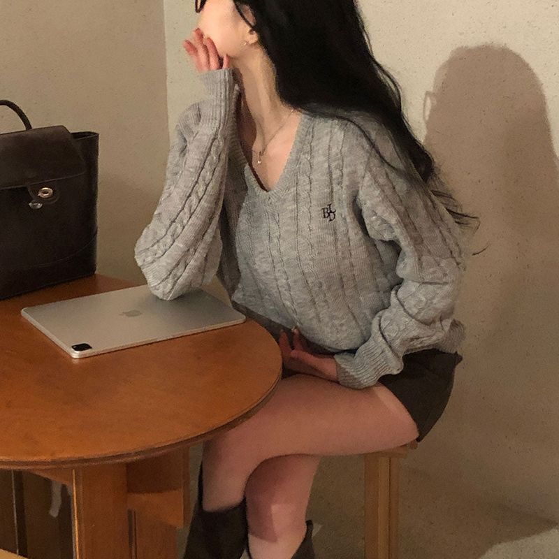 [BELLIDE MADE] Crayon Twisted V-neck Embroidered Cable Knit