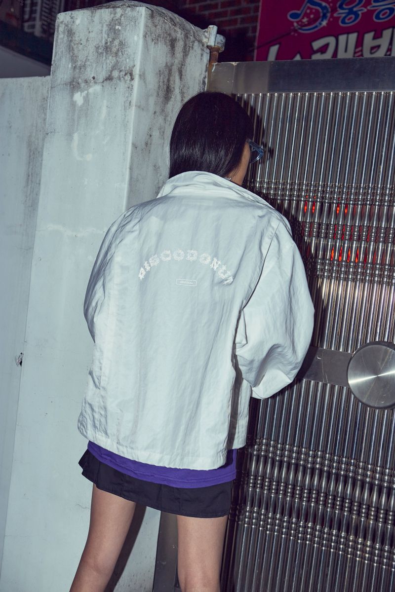 Reflective backpleat windbreaker_white