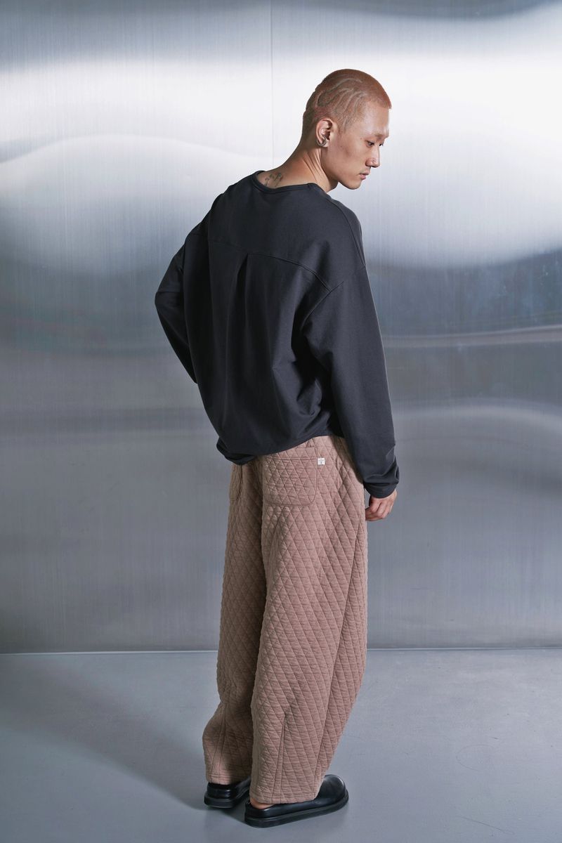 ESSENTIAL PLEAT U-NECK TEE (Charcoal)