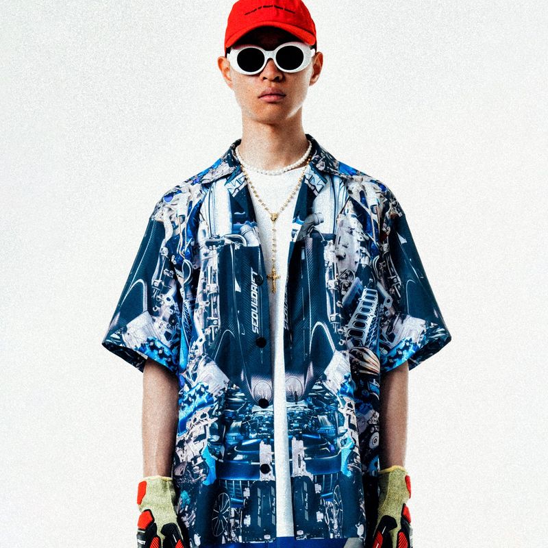 C.O.M.E（シーオーエムイー）の「[UNISEX] オートモバイルパーツキャンプカラープリントシャツ（ブルー）（トップス）」