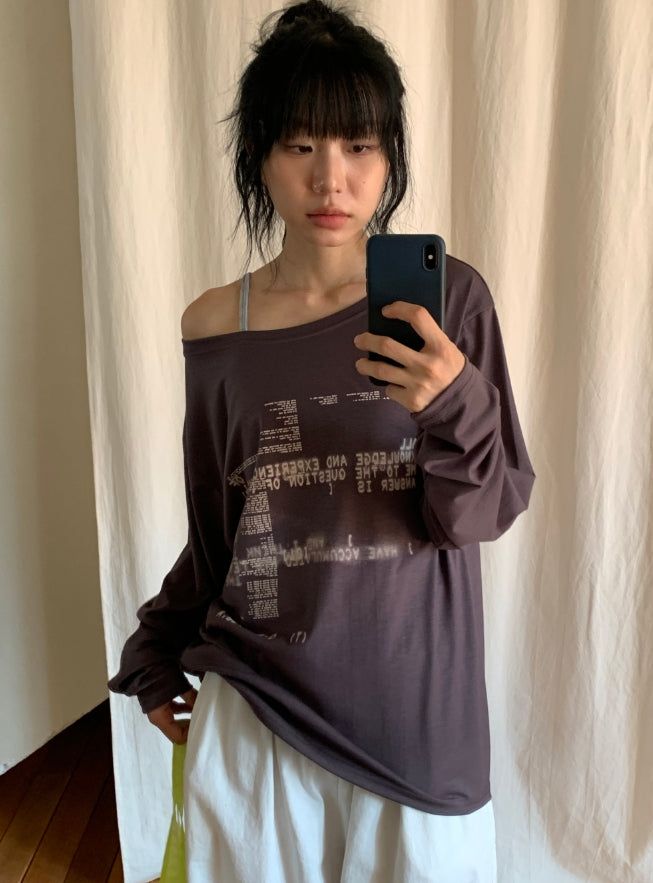 BAON（バオン）の「Gauss Loose Fit Printing Off-Shoulder Long Sleeve Tee（Tops）」