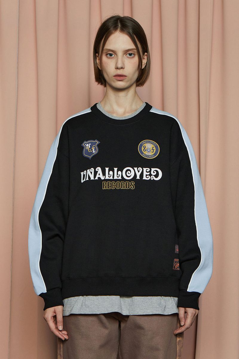 UNALLOYED（アナロイド）の「EMBLEM LOGO SWEATSHIRT / BLACK（Tops）」