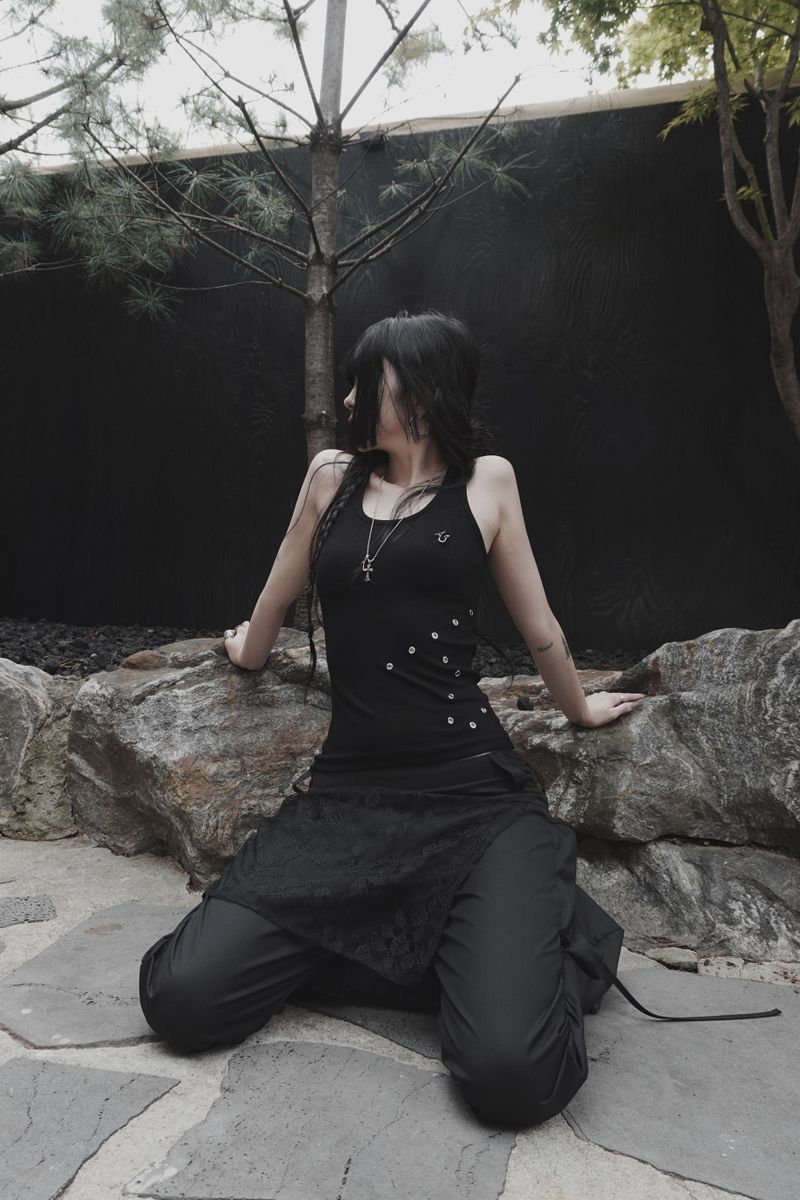 silent symbol eyelet sleeveless (black)