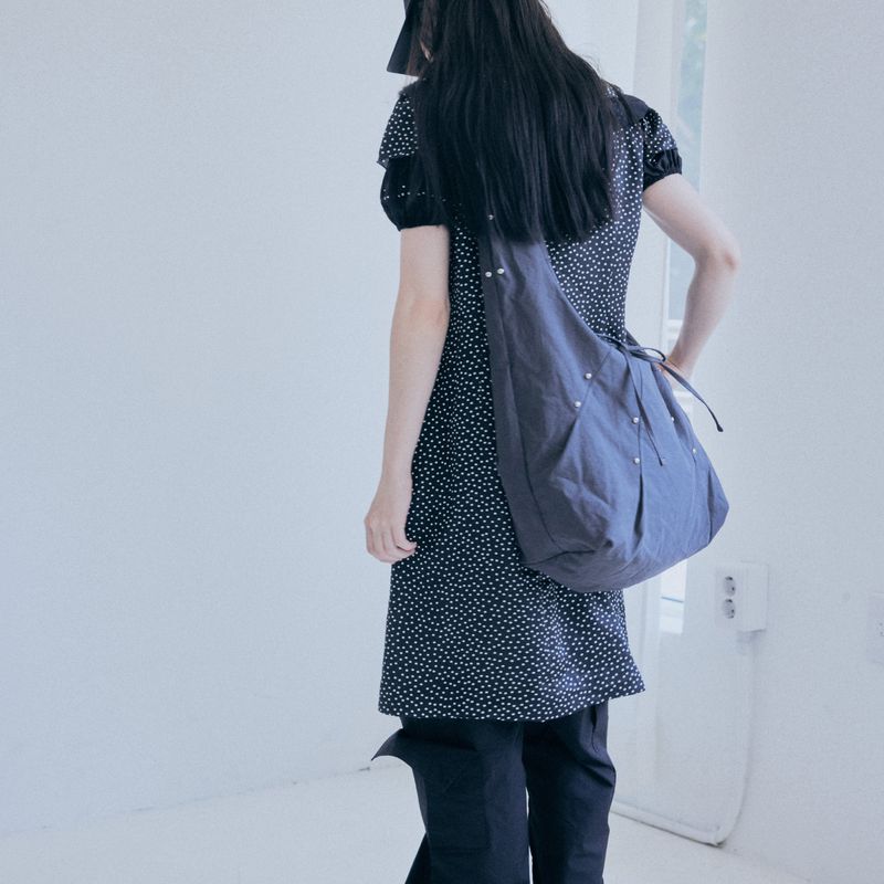 rivet cross bag (charcoal)
