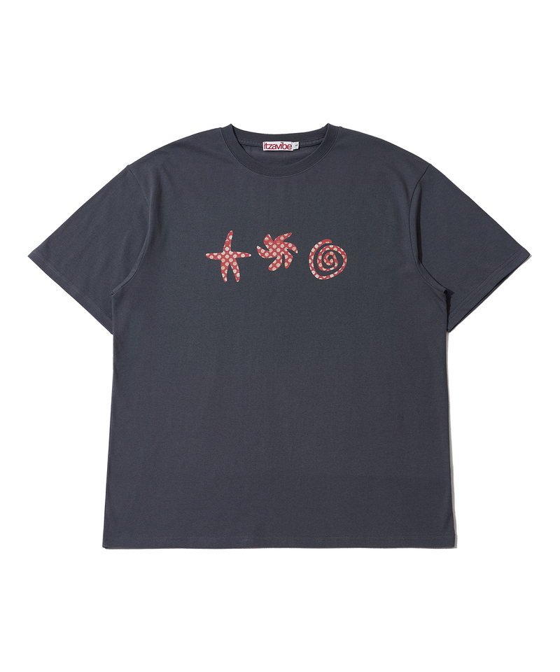 ITZAVIBE（イッザバイブ）の「DOODLE T SHIRT - CHARCOAL（Tops）」
