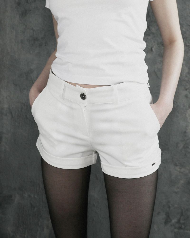 MagoRen SEOUL(マゴレン ソウル)の「Metal Triclipse Tailored Mini Shorts White(Pants)」