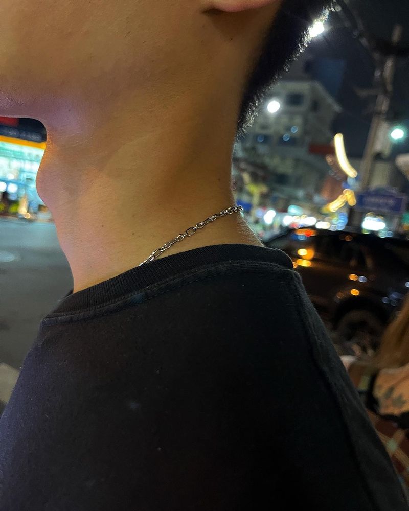Simple thin two shape chain